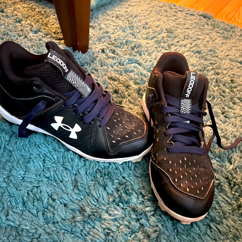 Boys Under Armour Baseball Cleats size 5Y
